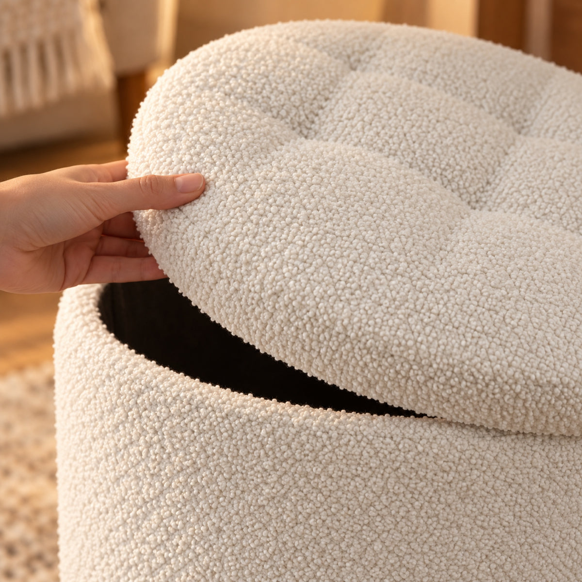 Pouf coffre rond en bouclette blanche, pieds bois, gros plan sur la matière
