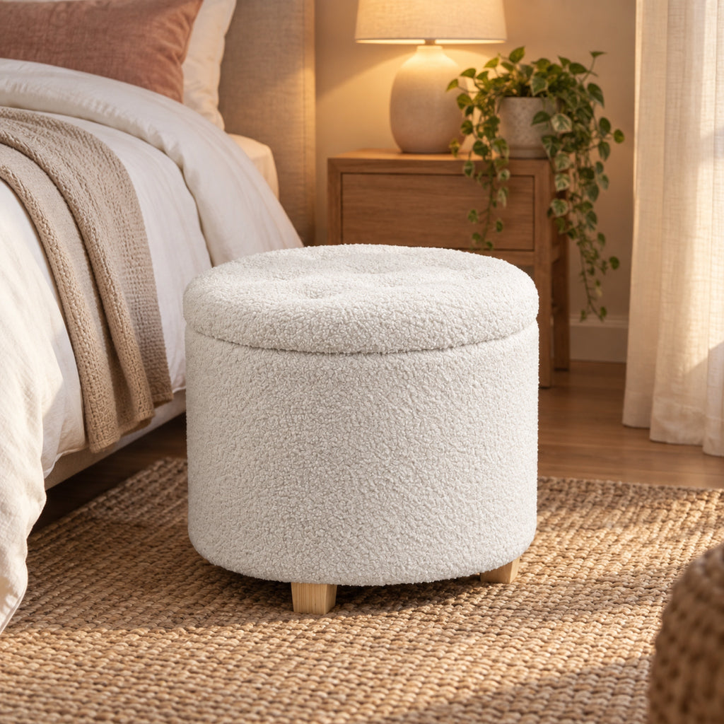 Pouf coffre rond en bouclette blanche, pieds bois, mis en situation