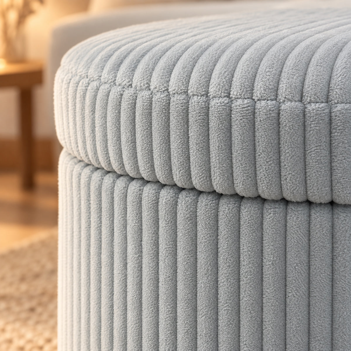 Pouf coffre rond en velours côtelé, 32 L, gros plan sur la matière, coloris Gris clair