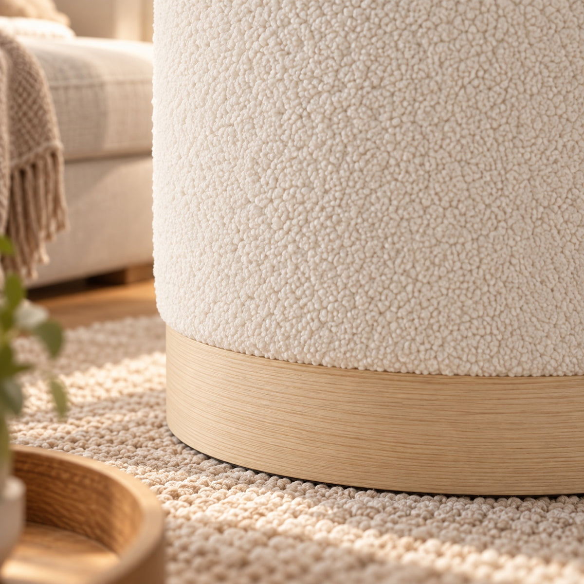Pouf coffre en sherpa crème, base effet bois, détail de fabrication
