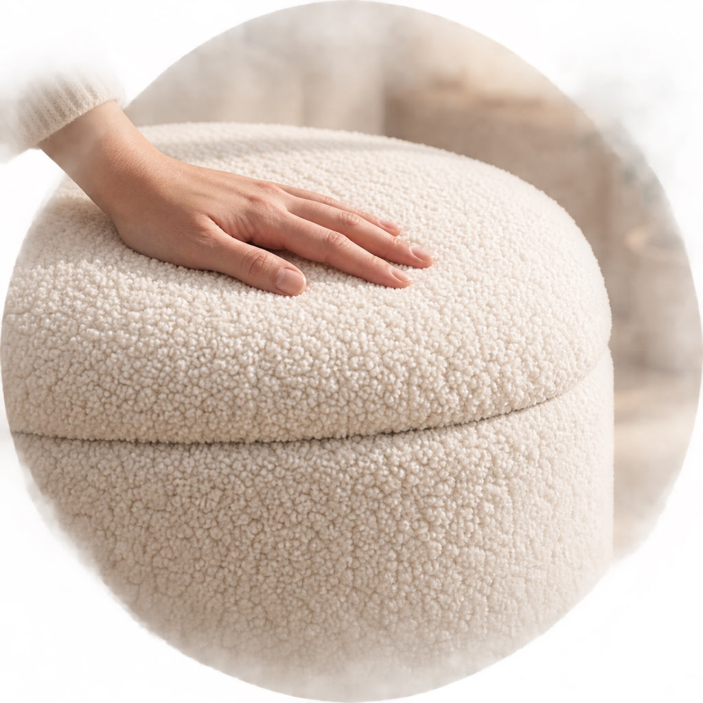 Pouf coffre en sherpa crème, base effet bois, gros plan sur la matière