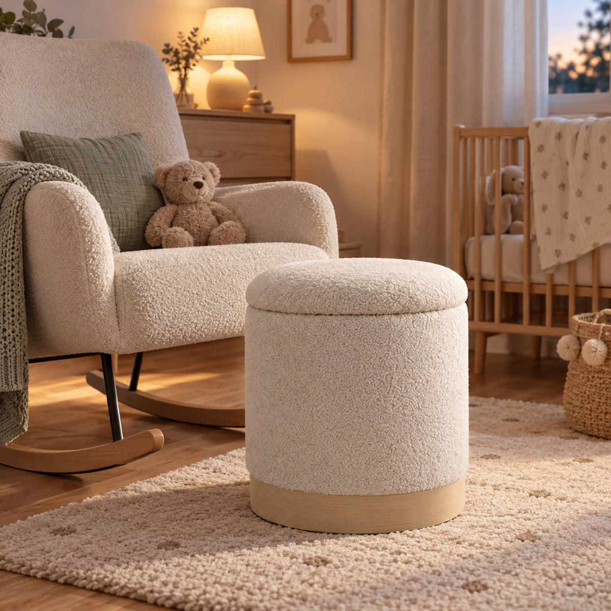 Pouf coffre en sherpa crème, base effet bois, mis en situation
