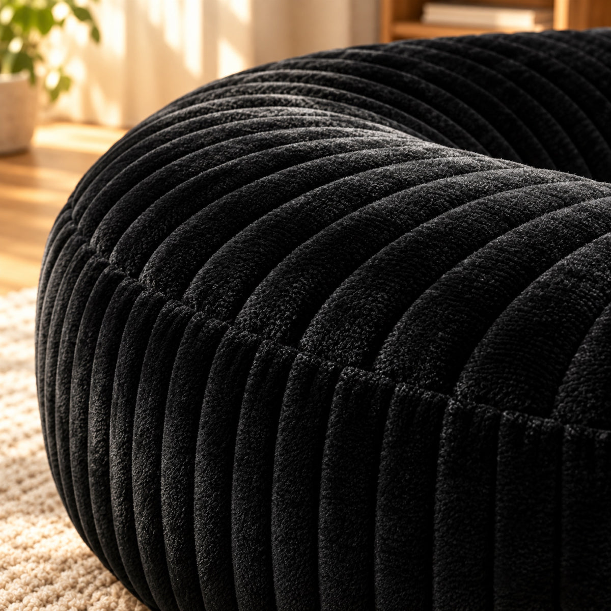 Pouf géant rond en velours côtelé à larges côtes, gros plan sur la matière, coloris Noir