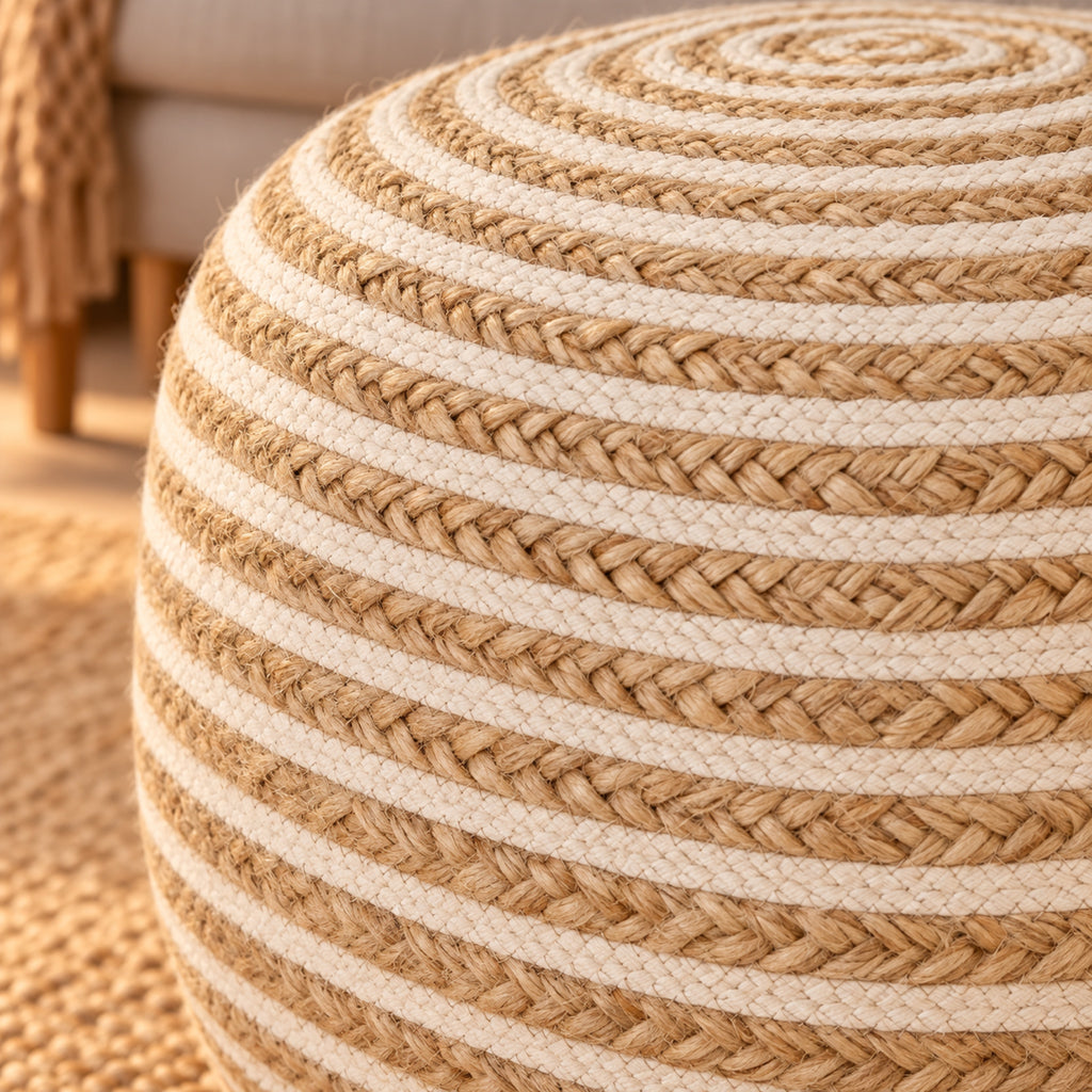 Pouf rond en jute tressé main, rayures naturelles, gros plan sur la matière, coloris Kaki