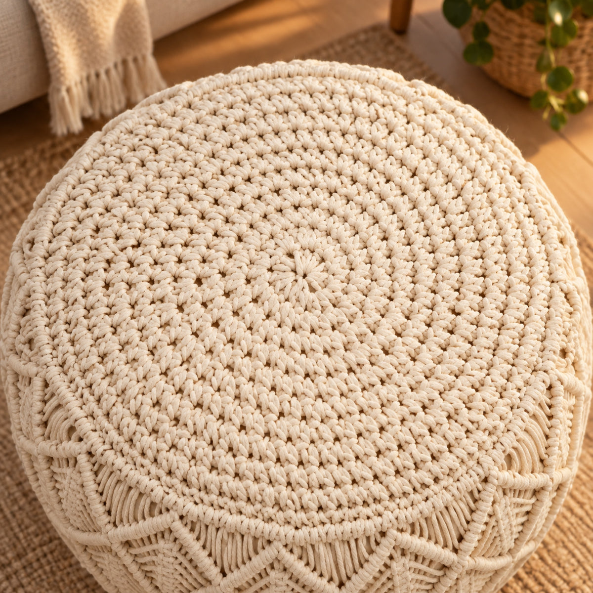 Pouf rond en macramé de coton tressé main, détail de fabrication, coloris Beige naturel
