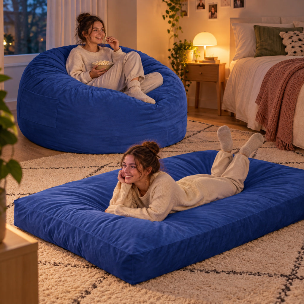 Pouf géant convertible en lit, velours déhoussable, mis en situation, coloris Bleu roi
