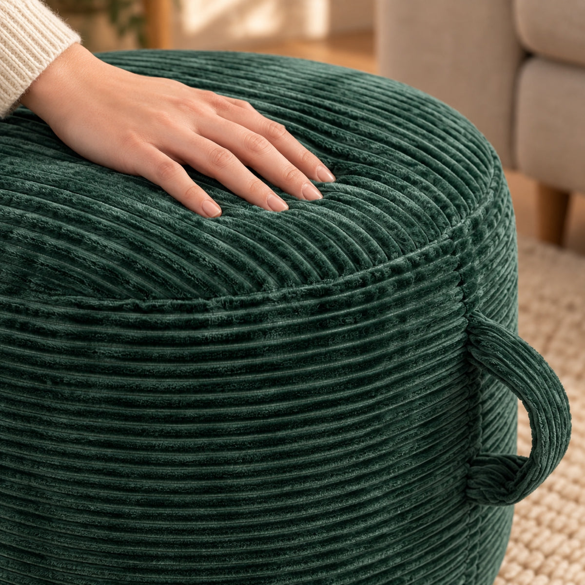 Pouf rond en velours côtelé moelleux, housse lavable, gros plan sur la matière, coloris Vert sapin