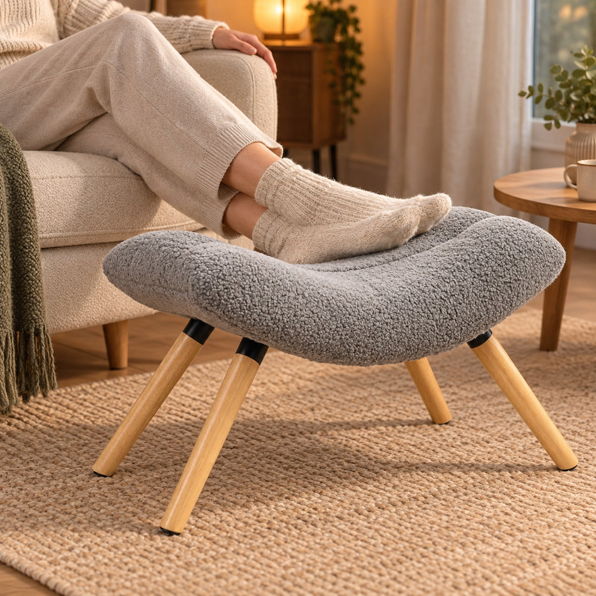 Repose-pieds incurvé en polaire bouclée grise, à l'usage