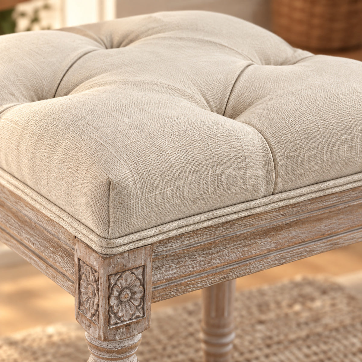 Repose-pieds vintage capitonné aspect lin beige, gros plan sur la matière
