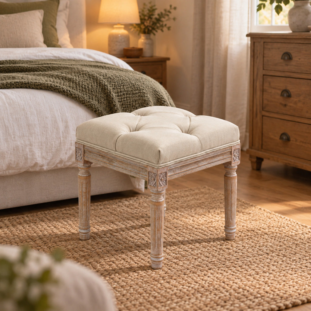 Repose-pieds vintage capitonné aspect lin beige, mis en situation
