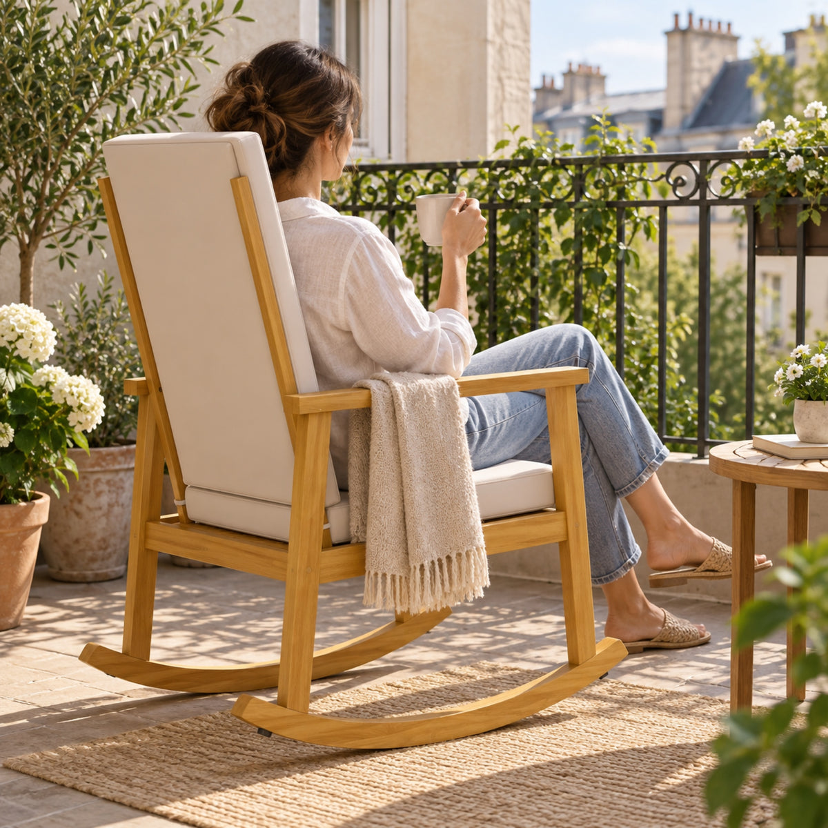 Rocking chair en acacia, dossier haut et coussins beiges, à l'usage
