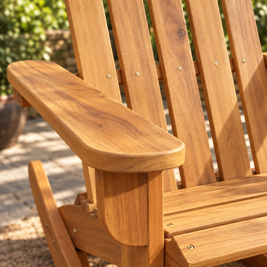 Rocking chair Adirondack en acacia massif, gros plan sur la matière