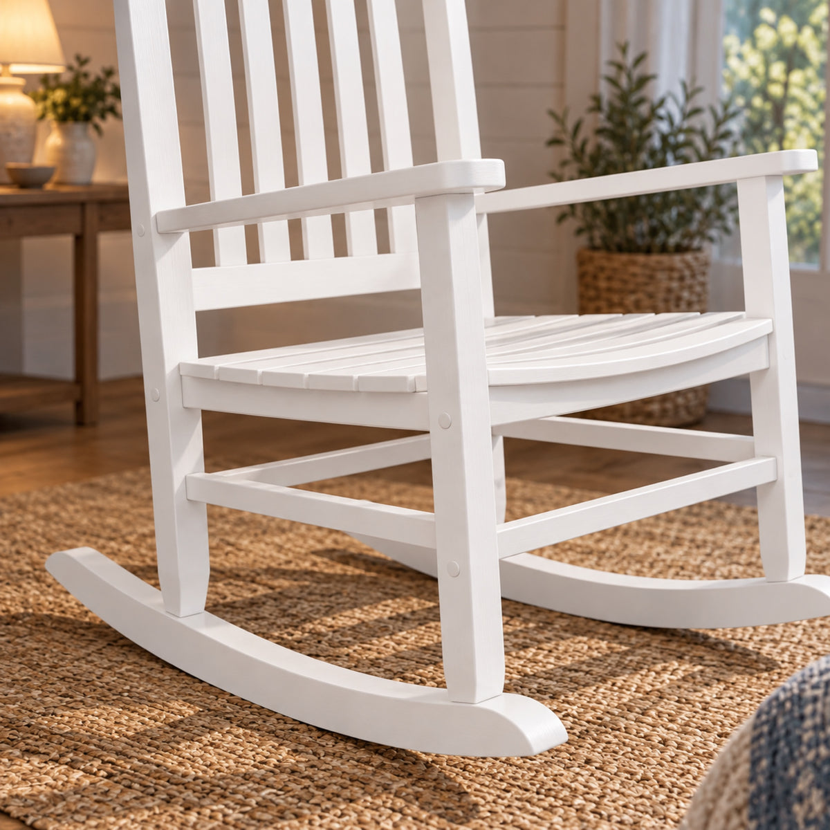 Rocking chair classique en bois blanc, dossier à lattes, détail de fabrication