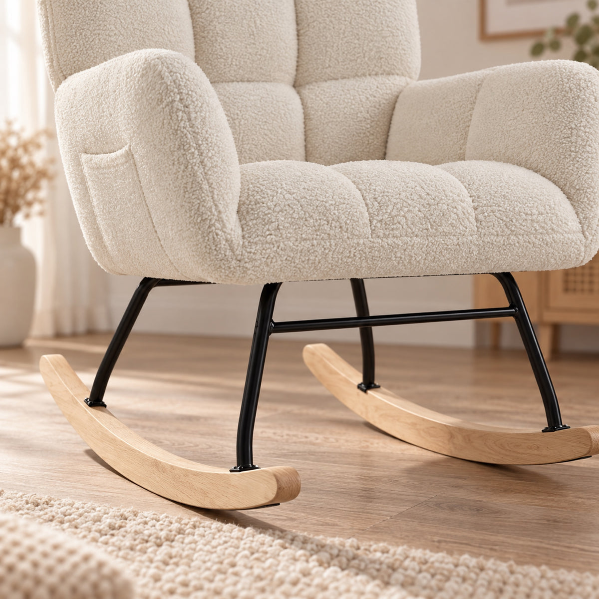 Rocking chair en bouclette crème capitonnée, avec pouf, détail de fabrication
