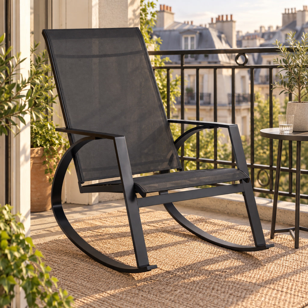 Rocking chair de jardin en métal noir et toile, mis en situation