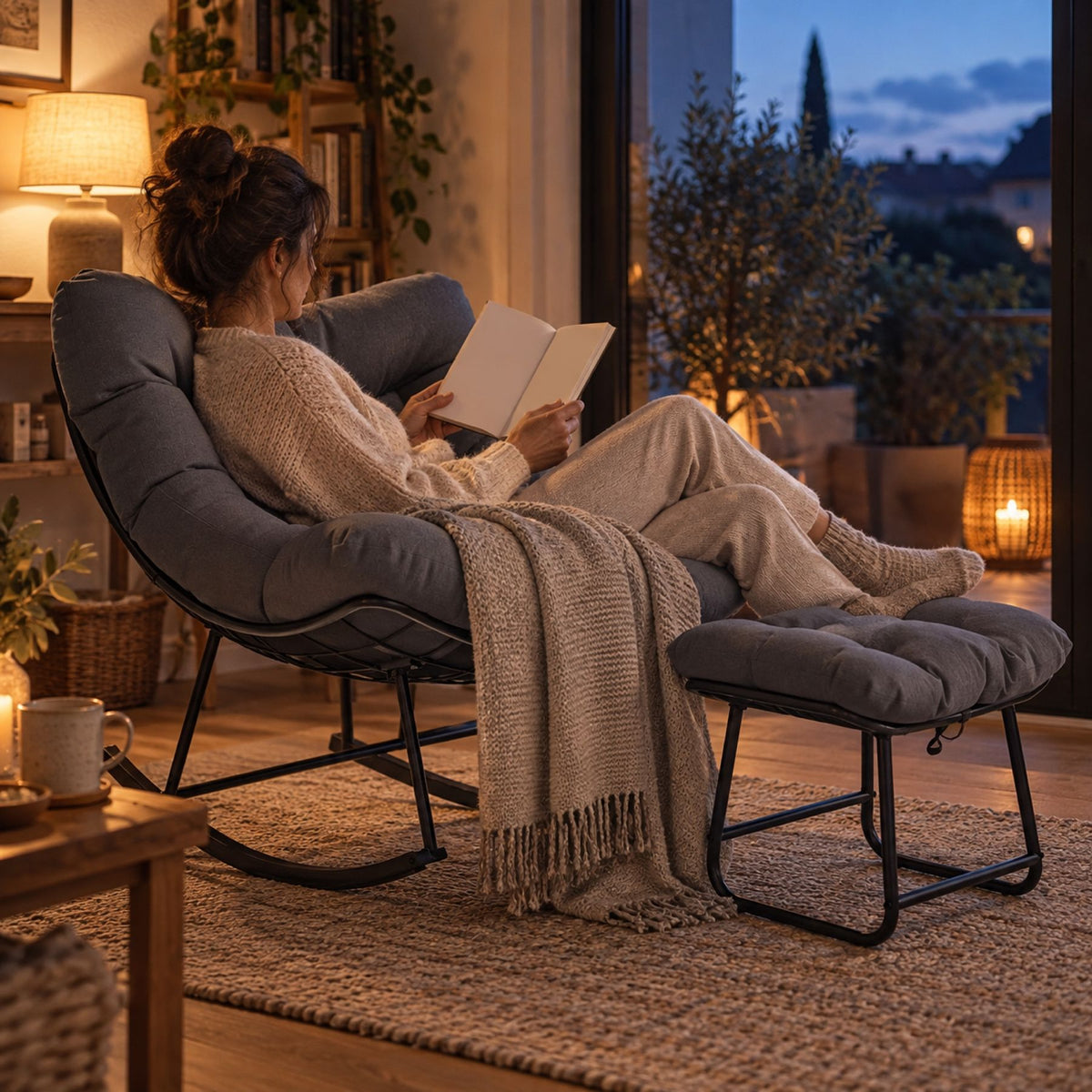 Rocking chair papasan avec pouf assorti, tissu épais – en situation