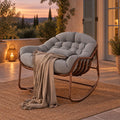 Rocking chair en rotin tressé, coussin résistant à l'eau – vue d'ensemble