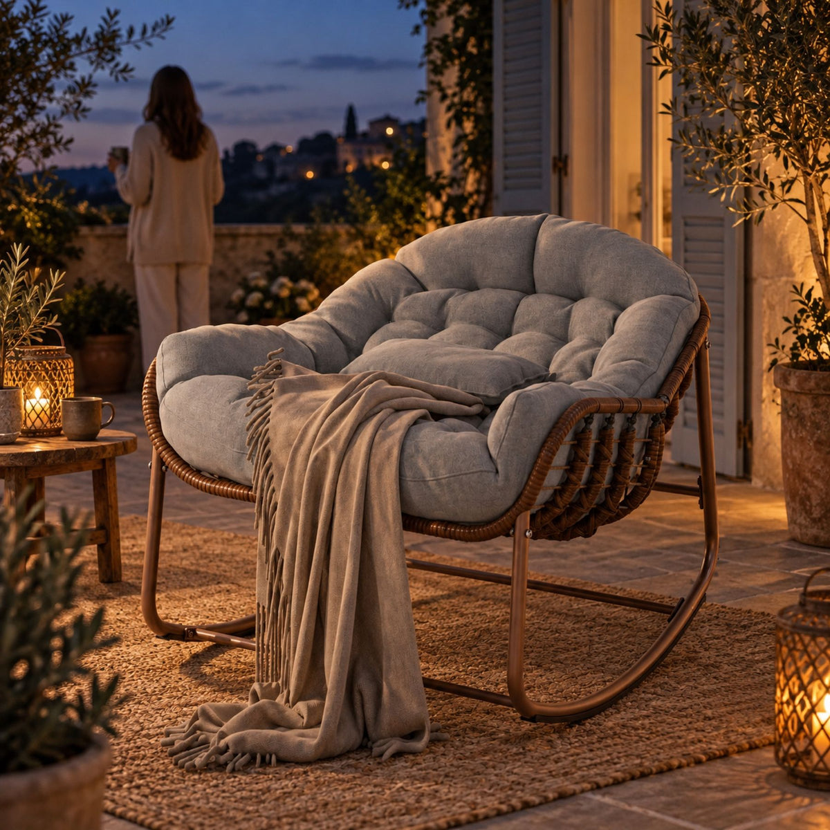 Rocking chair en rotin tressé, coussin résistant à l'eau – en fin de journée