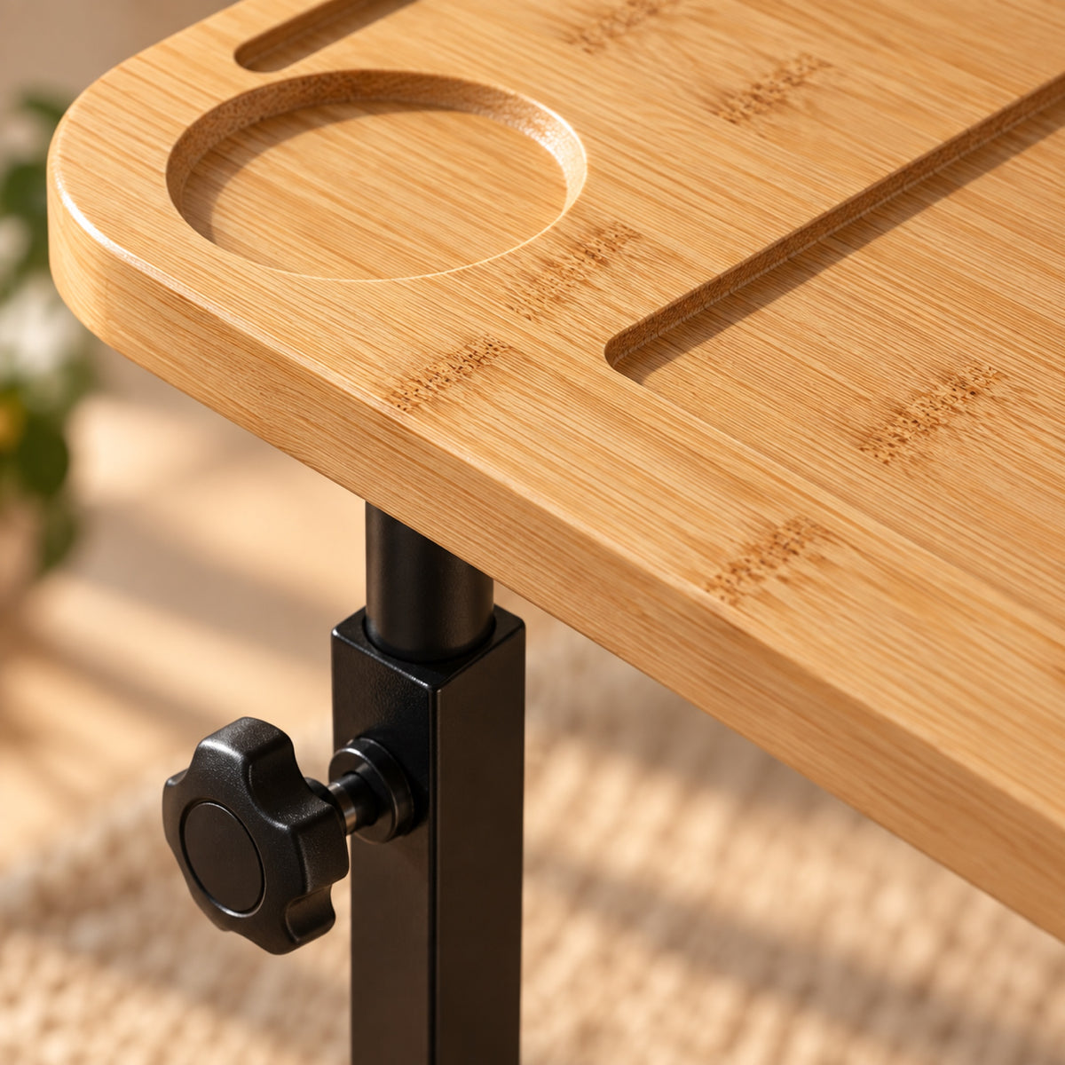 Table d'appoint en bambou, hauteur réglable et pivotante, gros plan sur la matière
