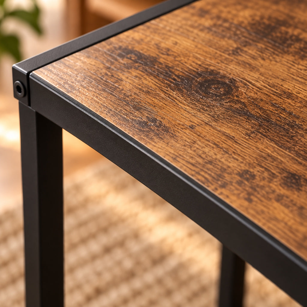 Table d'appoint en C, bois rustique et métal noir, gros plan sur la matière