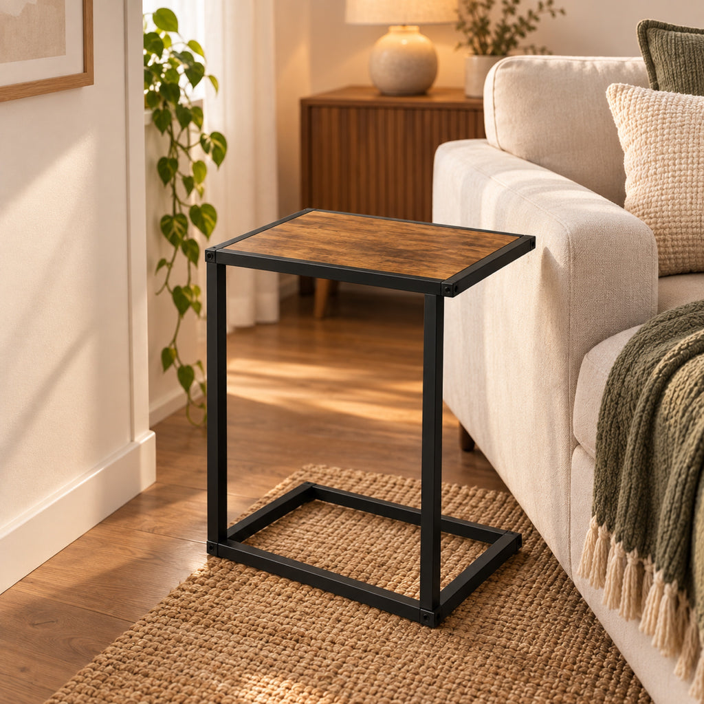 Table d'appoint en C, bois rustique et métal noir, mis en situation