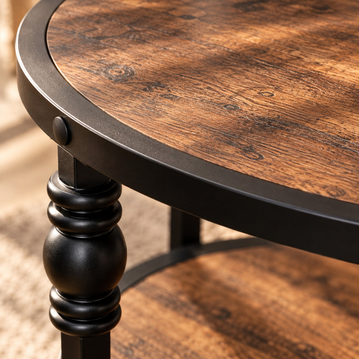 Table d'appoint ronde 3 plateaux, chêne foncé et métal, gros plan sur la matière