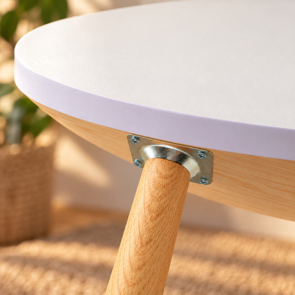 Table d'appoint ronde blanche, pieds bois, Ø 50 cm, gros plan sur la matière