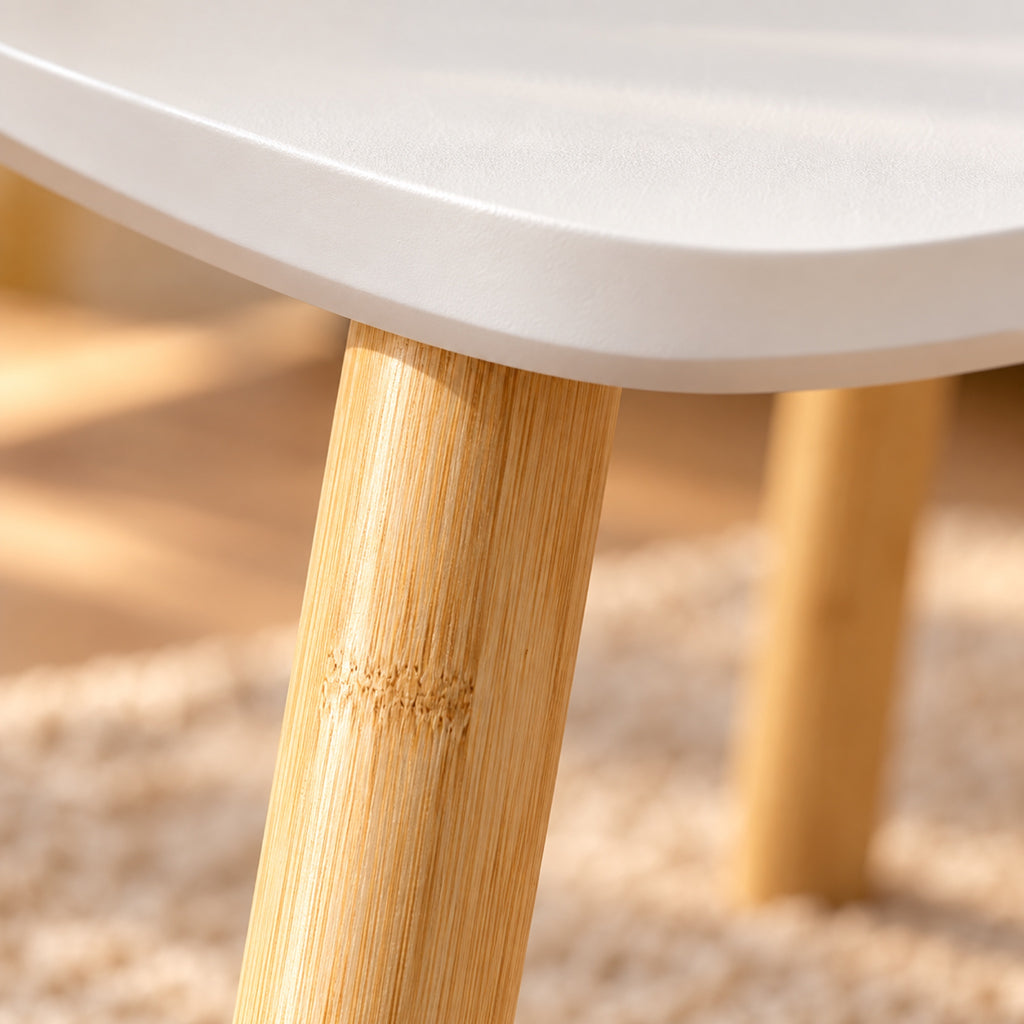Tables gigognes blanches, pieds bambou (lot de 2), gros plan sur la matière