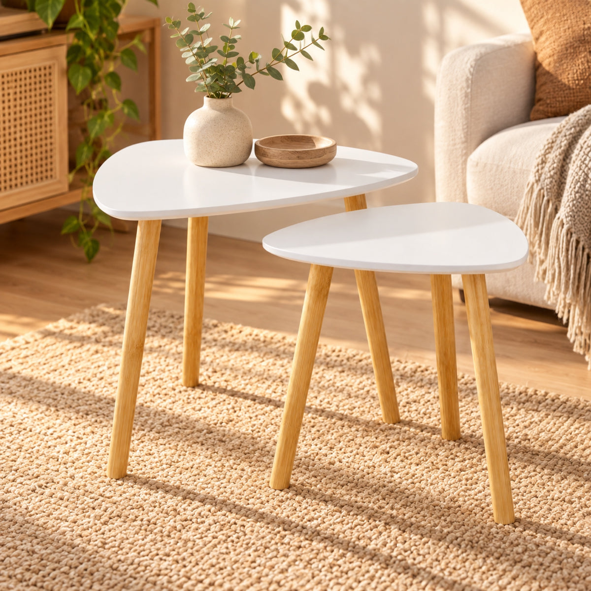 Tables gigognes blanches, pieds bambou (lot de 2), mis en situation