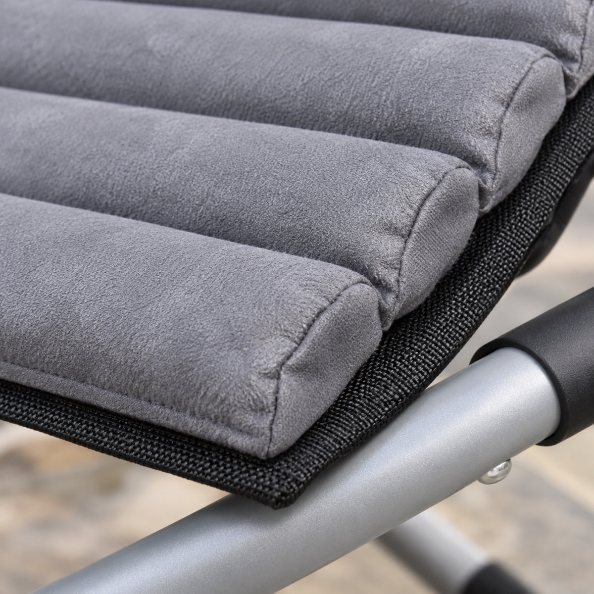 Transat à bascule pliable, matelas gris aspect daim, gros plan sur la matière