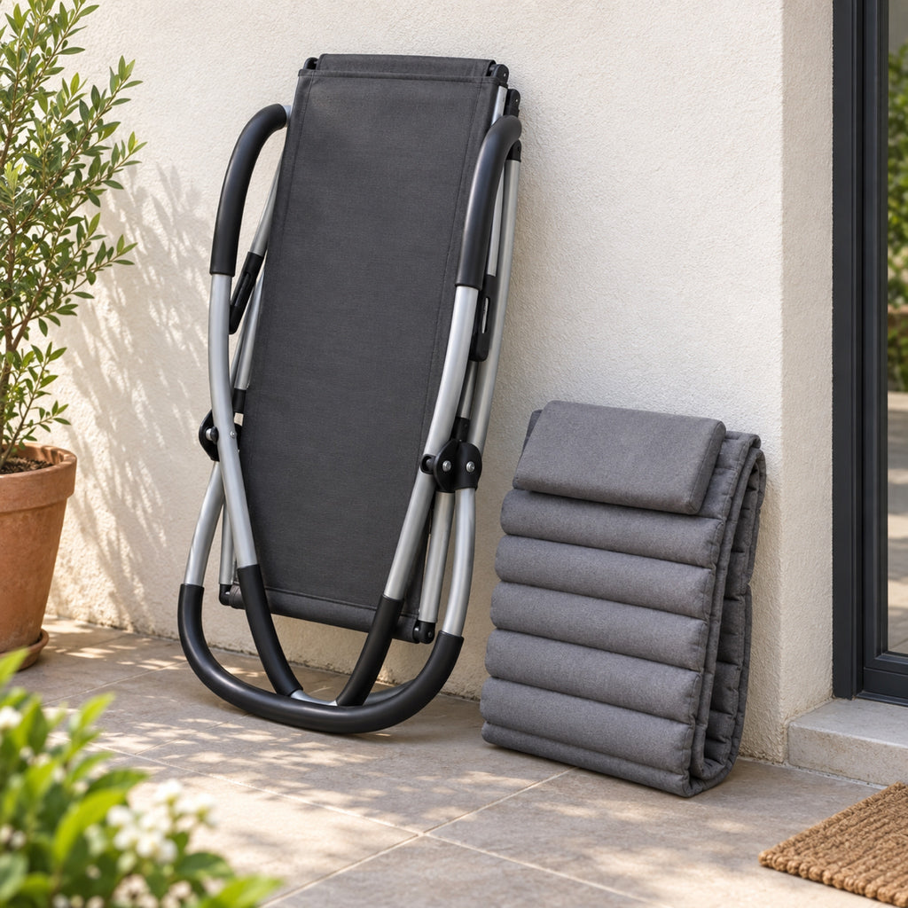 Transat à bascule pliable, matelas gris aspect daim, mis en situation