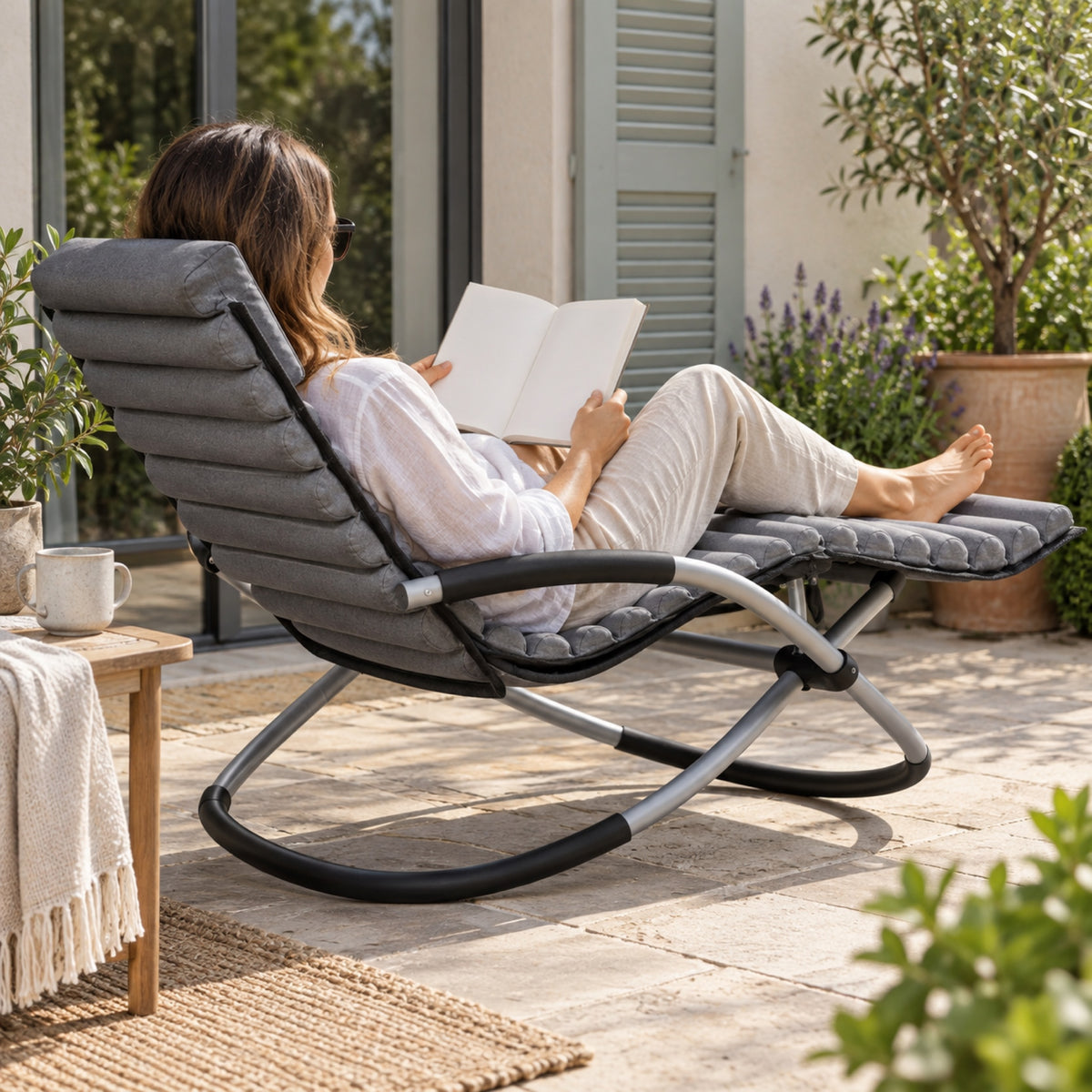 Transat à bascule pliable, matelas gris aspect daim, à l'usage